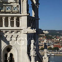 Vízköpő állatfigurák és pajzsot tartó állatfigura kőszobrok az Országház egyik dunai tornyán, 2014