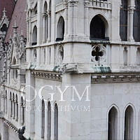 Az Országház keleti homlokzatának részlete a képviselőházi ülésterem tetőzetével, 2014