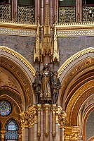 Árpád fejedelem szobra két apród kíséretében, az Országház kupolacsarnokában, 2022