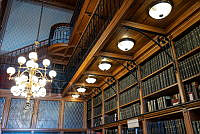 Az Országgyűlési Könyvtár olvasótermének részlete a galériával, 2018