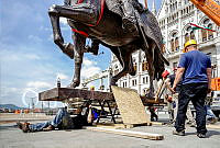Andrássy Gyula szobrának rekonstrukciója az Országház déli bejárata előtt, 2015