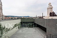 Az Országház Látogatóközpontjának bejárata, háttérben a Tisza-emlékmű, 2014