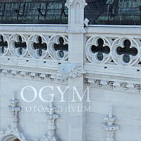 Vízköpő állatfigura az Országház dunai homlokzatán, 2014