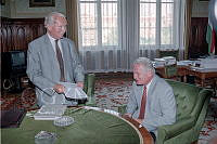 Isépy Tamás átadja a házelnöknek a rendkívüli ülést támogató aláírásokat az Országházban, 1996