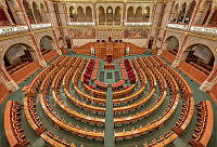 Az Országház képviselőházi ülésterme a második emeleti karzatról az elnöki emelvény felé, 2025