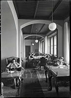 Műszaki fotódokumentáció az Országgyűlési Könyvtár félemeleti galériájának enteriőrjéről az épület felújítása, korszerűsítése idején, 1952