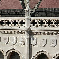 Vízköpő állatfigura és címergaléria az Országház keleti homlokzatán, 2014