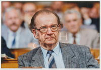 Szabad György az ülésteremben az Országház főemeletén, 1990