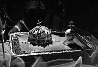 A Szent Koronát és az országalmát formázó sütemény a koronázási jelvények ünnepélyes átadását követő vacsorán, 1978