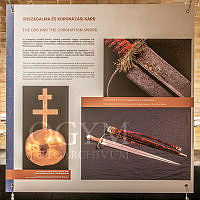 A Szent Korona az Országházban című kiállítás részlete az Országház Kőtárában, 2024