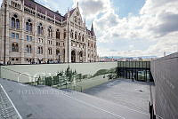 Az Országház Látogatóközpontjának bejárata a lépcsősorral, 2014