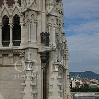 Vízköpő állatfigura és vízgyűjtő üst az Országház keleti és északi homlokzatának sarkán, 2014