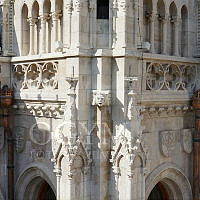 Vízköpő állatfigura, vízgyűjtő üst és címergaléria az Országház keleti homlokzatán, 2014