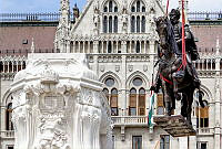 Andrássy Gyula szobrának rekonstrukciója az Országház déli bejárata előtt, 2015