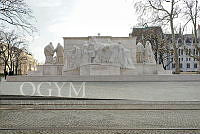 Kossuth Lajos tér a Kossuth-emlékmű hátfalával, villamos sínnel, 2015 február 2.