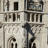 Vízköpő állatfigura és pajzsot tartó állatfigura kőszobor az Országház egyik dunai tornyán, 2014