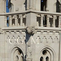 Vízköpő állatfigura és pajzsot tartó állatfigura kőszobor az Országház egyik dunai tornyán, 2014