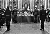 Apró Antal a Szent Korona és a koronázási jelvények ünnepélyes átadásán az Országház kupolacsarnokában, 1978