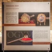 A Szent Korona az Országházban című kiállítás részlete az Országház Kőtárában, 2024