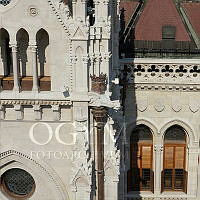 Vízköpő állatfigura, vízgyűjtő üst és címergaléria az Országház keleti homlokzatán, 2014