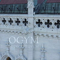 Vízköpő állatfigura az Országház dunai homlokzatán, 2014