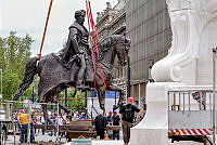 Andrássy Gyula szobrának rekonstrukciója az Országház déli bejárata előtt, 2015