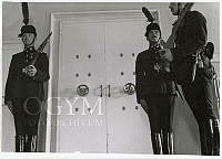 Koronaőrök puskával, a koronázási jelvényeket őrző páncélterem előtt, 1930-as évek