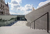 Az Országház Látogatóközpontjának lejárata, 2014