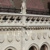 Vízköpő állatfigura és címergaléria az Országház keleti homlokzatán, 201