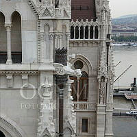 Vízköpő állatfigura és vízgyűjtő üst az Országház keleti és északi homlokzatának sarkán, 2014
