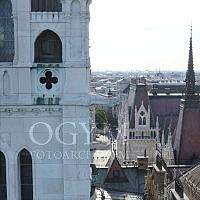 Vízköpő állatfigura az Országház dunai tornyán, kilátással a főrendiházi ülésterem tetőzetére, 2014