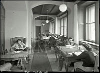 Műszaki fotódokumentáció az Országgyűlési Könyvtár félemeleti galériájának enteriőrjéről az épület felújítása, korszerűsítése idején, 1952