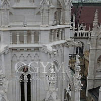 Vízköpő állatfigurák és pajzsot tartó állatfigura kőszobrok az Országház egyik dunai tornyán, 2014