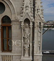 Álmos vezér szobra az Országház északi homlokzatának uralkodói szoborgalériájából, 2014