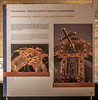 A Szent Korona az Országházban című kiállítás részlete az Országház Kőtárában, 2024