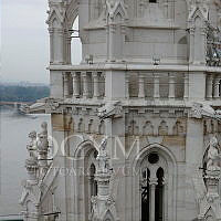 Vízköpő állatfigurák és pajzsot tartó állatfigura kőszobrok az Országház dunai tornyain, 2014